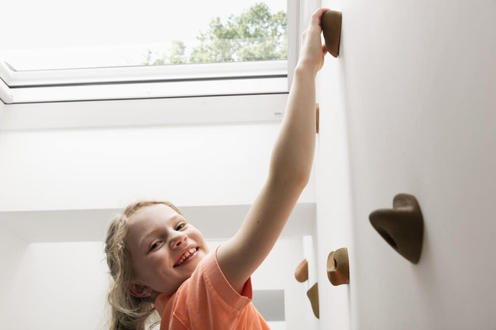 Як перетворити мансарду площею 20м² у затишну дитячу кімнату з двома ліжками?