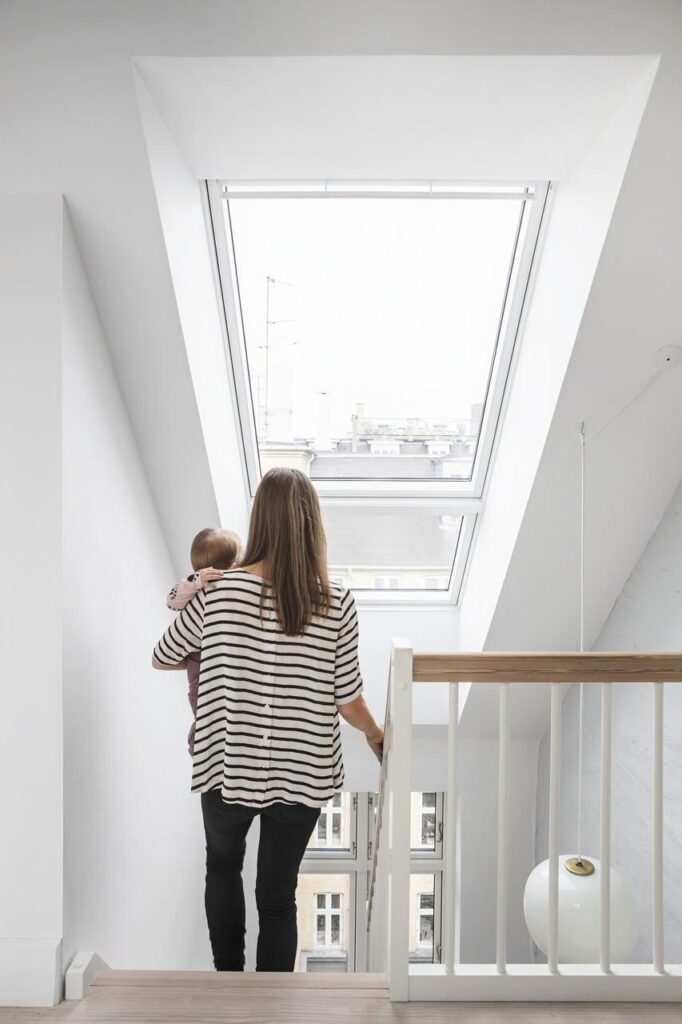 Безпечний та ергономічний простір над сходами. Верхнє світло